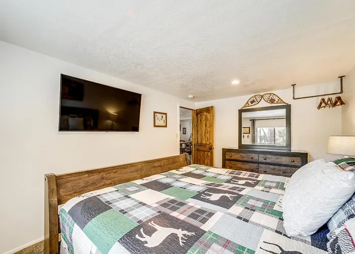 Hot Tub, Game Room: Dog-friendly Cabin! Holiday home